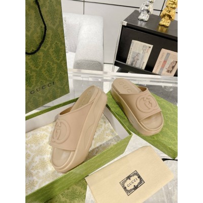 Gucci Slide Sandals in Beige Rubber with Interlocking G GGSS24270